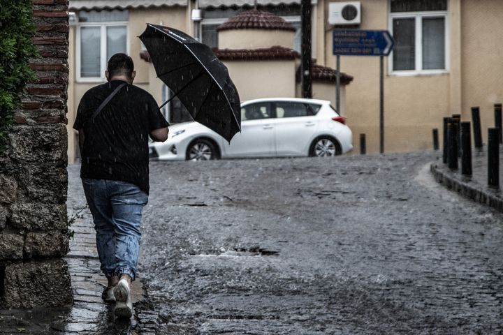 Σε “χείμαρρο” έχει μετατραπεί από την ισχυρή βροχόπτωση ο δρόμος της 26ης Οκτωβρίου στα δικαστήρια Θεσσαλονίκης, με τα αυτοκίνητα να… κολυμπούν σε μια προσπάθεια να τον διασχίσουν. Όπως φαίνεται στο βίντεο τoυ Thesstoday.gr, o τεράστιος όγκος βροχής έχει φράξει τα φρεάτια, με αποτέλεσμα το νερό να μη βρίσκει διαφυγή