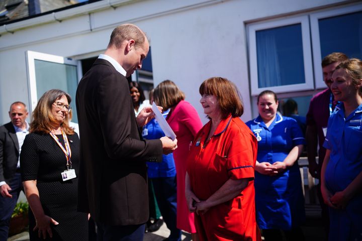 Ο πρίγκιπας Ουίλιαμ, πρίγκιπας της Ουαλίας, γνωστός ως δούκας της Κορνουάλης, μιλάει στη Lynda McHale κατά τη διάρκεια επίσκεψης του στο κοινοτικό νοσοκομείο St. Mary's, στην Κορνουάλη