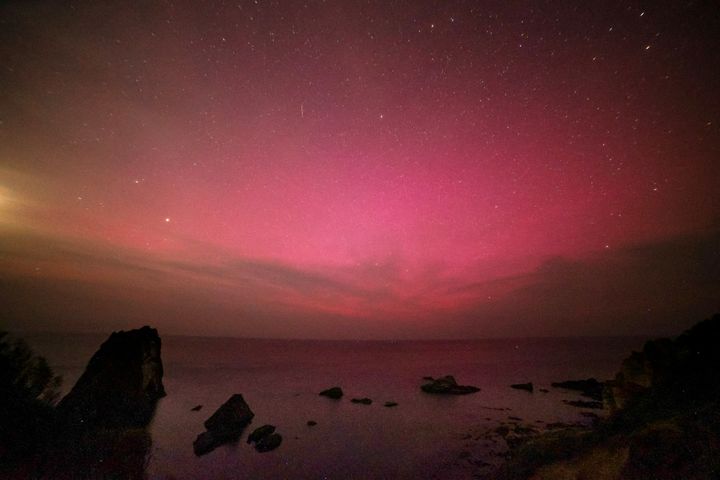 北海道で観測された赤いオーロラ。太陽で大規模なフレア（表面の爆発現象）が発生した影響で、欧州、米国など比較的低緯度の地域を含む世界各地でオーロラが観測された＝2024年5月11日午後8時58分撮影、北海道積丹町