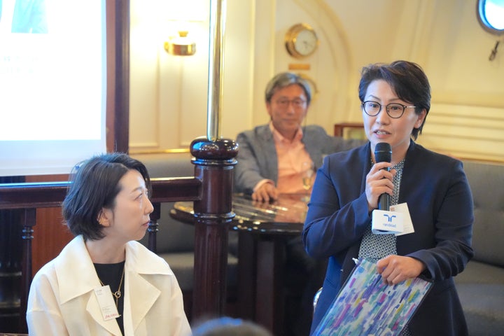 NPO法人「虹色ダイバーシティ」代表・理事長の村木真紀さん(右)と、資生堂のDE&I戦略推進部長、山本真希さん(左)