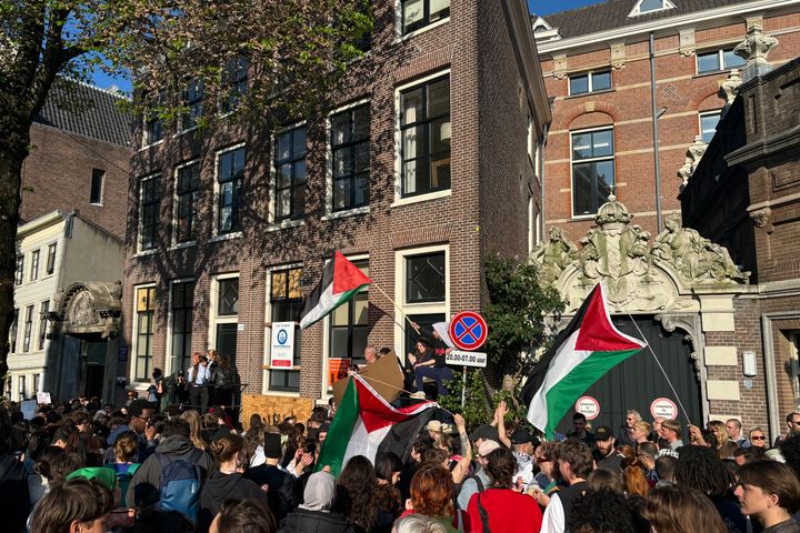 Φοιτητές συγκεντρώνονται για μια φιλοπαλαιστινιακή διαμαρτυρία στο Πανεπιστήμιο του Άμστερνταμ, Ολλανδία, Τρίτη 7 Μαΐου 2024.