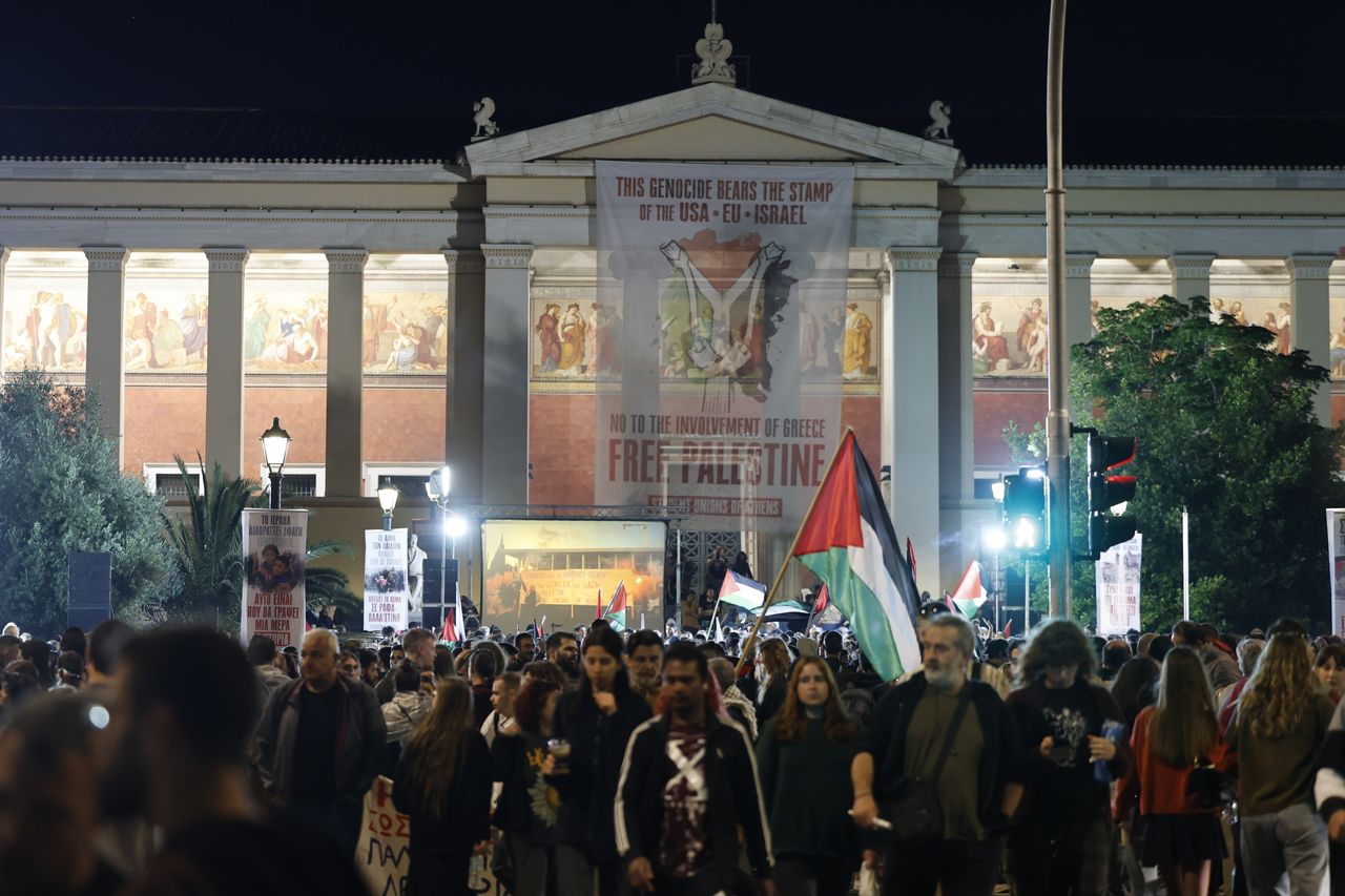 Ολονύχτια διαμαρτυρία φοιτητών στα Προπύλαια στην Αθήνα, σε ένδειξη αλληλεγγύης στην Παλαιστίνη, εν μέσω κλιμάκωσης του πολέμου στη Λωρίδα της Γάζας, Δευτέρα 13 Μαΐου 2024. (ΓΙΩΡΓΟΣ ΚΟΝΤΑΡΙΝΗΣ/EUROKINISSI)