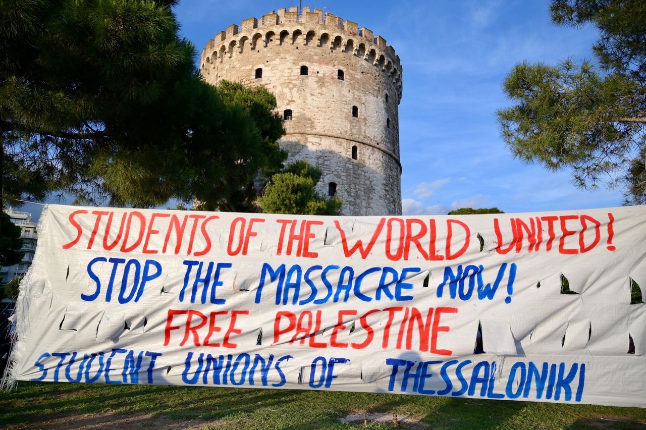 Ολονύχτια διαμαρτυρία φοιτητών στον Λευκό Πύργο στην Θεσσαλονίκη, σε ένδειξη αλληλεγγύης στην Παλαιστίνη, εν μέσω κλιμάκωσης του πολέμου στη Λωρίδα της Γάζας, Δευτέρα 13 Μαΐου 2024. (ΚΩΝΣΤΑΝΤΙΝΟΣ ΤΣΑΚΙΤΖΗΣ/EUROKINISSI)