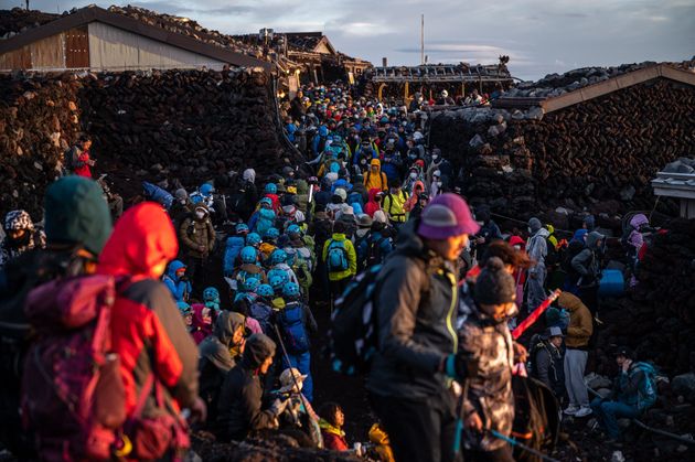 「ご来光」を見るために集まった人たちで、富士山の山頂が大混雑した＝2022年8月15日