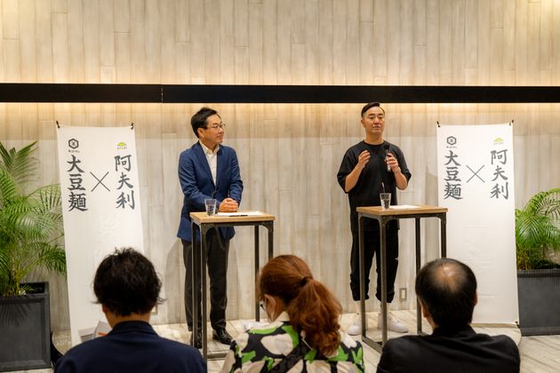 キッコーマン食品株式会社 プロダクト・マネジャー室 新規事業グループマネジャーの福田大悟さん（左）と、「AFURI」代表 中村比呂人さん（右）