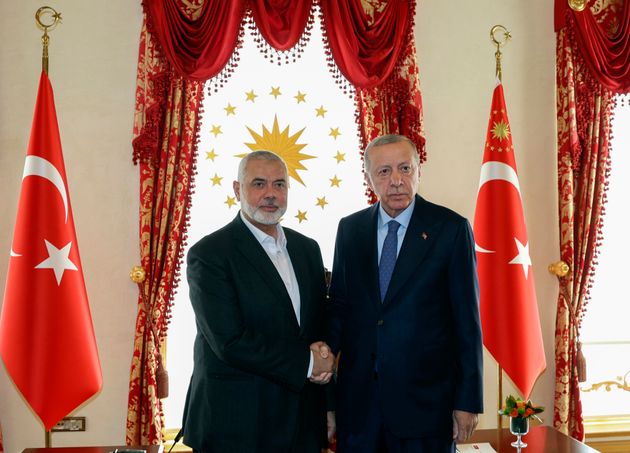 , ο πρόεδρος της Τουρκίας Ρετζέπ Ταγίπ Ερντογάν, δεξιά, και ο ηγέτης της Χαμάς Ισμαήλ Χανίγια, δίνουν τα χέρια κατά τη διάρκεια της συνάντησής τους στην Κωνσταντινούπολη, Τουρκία, Σάββατο 20 Απριλίου 2024