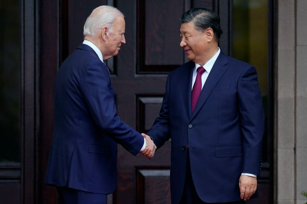 Ο πρόεδρος Τζο Μπάιντεν, αριστερά, χαιρετά τον πρόεδρο της Κίνας Σι Τζινπίνγκ, δεξιά, στο Γούντσαϊντ των ΗΠΑ, 15 Νοεμβρίου 2023