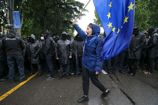 14 Μαΐου 2024 Διαδηλωτής ανεμίζει μια σημαία της ΕΕ μπροστά από αστυνομικούς κατά τη διάρκεια διαμαρτυρίας της αντιπολίτευσης κατά του «ρωσικού νόμου»