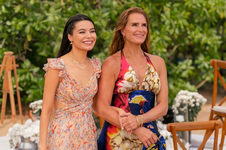 Miranda Cosgrove as Emma and Brooke Shields as Lana in Mother Of The Bride