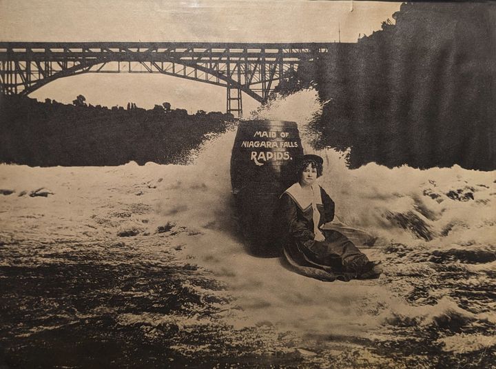 Unbetitelte Schwarz-Weiß-Collage von Martha Wagenfürer.  Laut dem Castellani Museum of Art der Niagara University war sie 1901 die erste Frau, die die Stromschnellen und den Niagara Vortex in einem Fass überquerte.