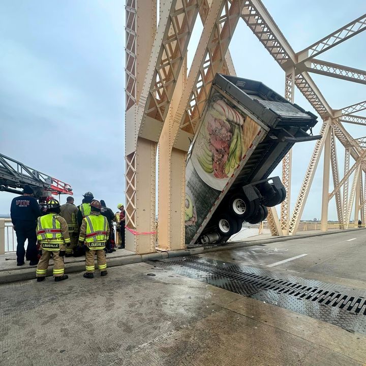 Αυτή η φωτογραφία παρέχεται από το Louisville Division of Fire, Louisville Fire Dept. O πυροσβέστης Bryce Carden σώζει την οδηγό του ημιφορτηγού που κρέμεται από τη γέφυρα Clark Memorial πάνω από τον ποταμό Οχάιο την Παρασκευή, 1 Μαρτίου 2024 στο Louisville. Η οδηγός ανασύρθηκε από τους πυροσβέστες μετά τη συντριβή τριών οχημάτων στη γέφυρα που συνδέει το Λούισβιλ του Κεντάκι με τη νότια Ιντιάνα. (Louisville Division of Fire via AP)