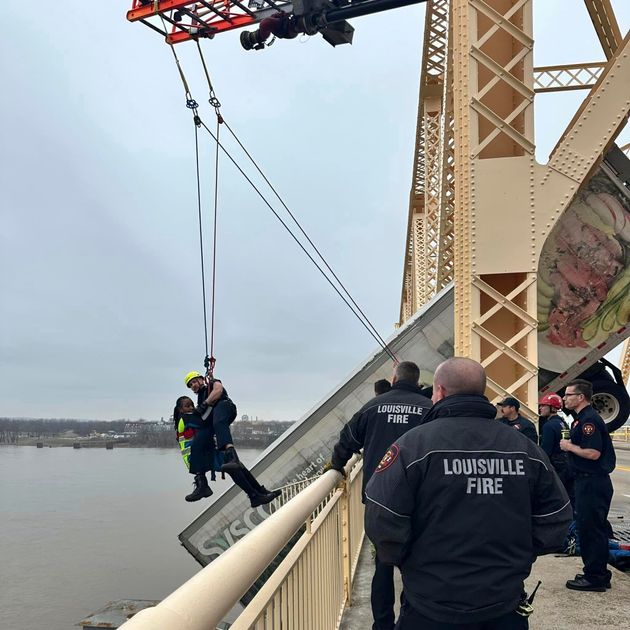 Αυτή η φωτογραφία παρέχεται από το Louisville Division of Fire, Louisville Fire Dept. O πυροσβέστης Bryce Carden σώζει την οδηγό του ημιφορτηγού που κρέμεται από τη γέφυρα Clark Memorial πάνω από τον ποταμό Οχάιο την Παρασκευή, 1 Μαρτίου 2024 στο Louisville. Η οδηγός ανασύρθηκε από τους πυροσβέστες μετά τη συντριβή τριών οχημάτων στη γέφυρα που συνδέει το Λούισβιλ του Κεντάκι με τη νότια Ιντιάνα. (Louisville Division of Fire via AP)