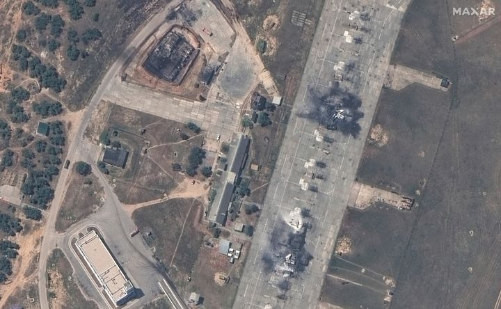Αυτή η εικόνα που κυκλοφόρησε από τη Maxar Technologies αποκαλύπτει ένα σμήνος κατεστραμμένων μαχητικών αεροσκαφών MiG 31 και την βομβαρδισμένη εγκατάσταση αποθήκευσης καυσίμων στην αεροπορική βάση Belbek, κοντά στη Σεβαστούπολη, στην Κριμαία, Πέμπτη, 16 Μαΐου 2024. (Satellite image Â©2024 Maxar Technologies via AP)