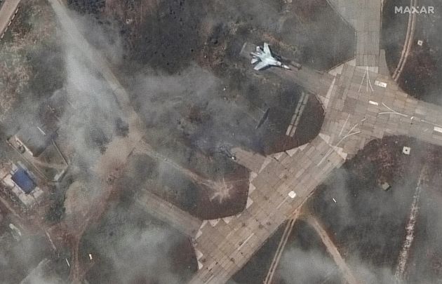 Αυτή η εικόνα που κυκλοφόρησε από τη Maxar Technologies αποκαλύπτει ένα σμήνος κατεστραμμένων μαχητικών αεροσκαφών MiG 31 και την βομβαρδισμένη εγκατάσταση αποθήκευσης καυσίμων στην αεροπορική βάση Belbek, κοντά στη Σεβαστούπολη, στην Κριμαία, Πέμπτη, 16 Μαΐου 2024. (Satellite image Â©2024 Maxar Technologies via AP)