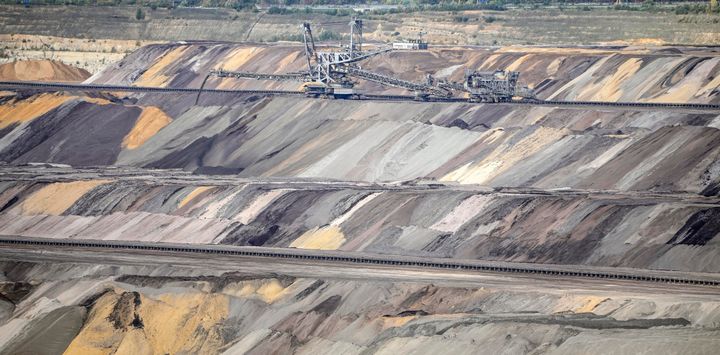 Το ορυχείο χαλκού κοντά στην πόλη Luetzerath στη Γερμανία «καταπίνει» τα γύρο χωριά καθώς ο κολοσσός RWE επεκτείνει διαρκώς τις δραστυηριότητές της λόγω της μεγάλης ζήτησης.
