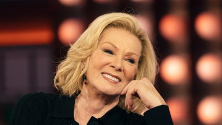 Jean Smart Gets 'Really Honest' About Finding Success At 72