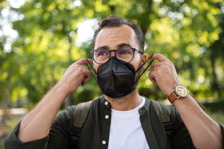 Das Tragen einer Maske ist im Frühling und Sommer eine gute Möglichkeit, sich vor dem Coronavirus (COVID-19) zu schützen.