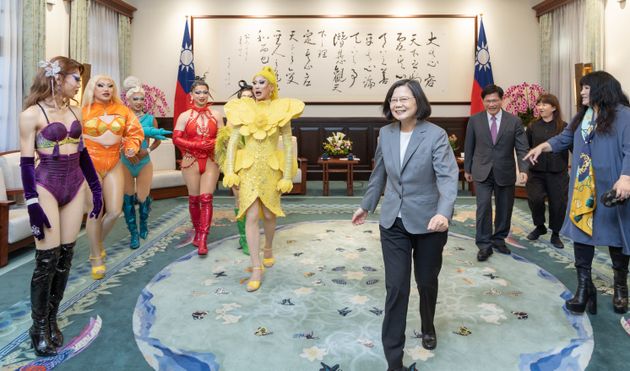台湾総統府を訪れ、蔡英文総統と面会したドラァグクイーン