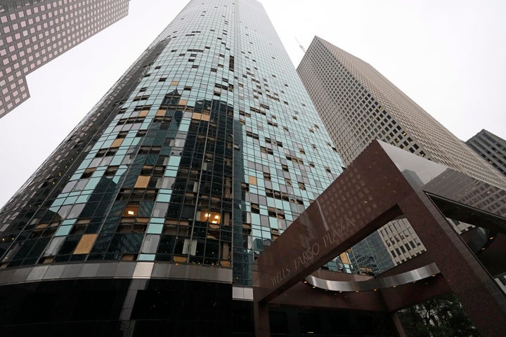 In einem Hochhaus in der Innenstadt sind nach einem schweren Gewitter am Freitag, dem 17. Mai 2024, in Houston zerbrochene Fenster sichtbar.  (AP Photo/David J. Phillip)