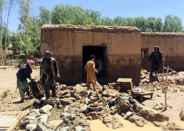 Αφγανοί μαζεύουν τα υπάρχοντά τους από το κατεστραμμένο σπίτι τους μετά από σφοδρές πλημμύρες στην επαρχία Γκορ στο δυτικό Αφγανιστάν το Σάββατο 18 Μαΐου 2024