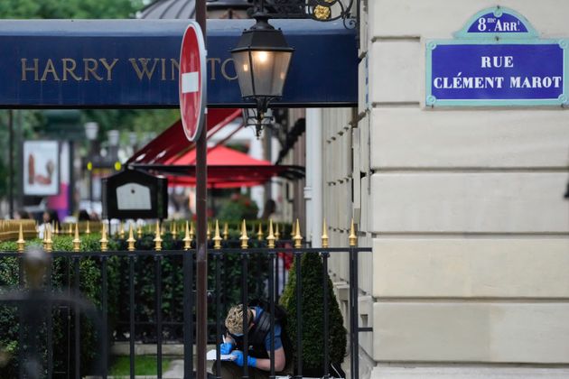 Εγκληματολόγος της αστυνομίας επιθεωρεί την είσοδο του κοσμηματοπωλείου Harry Winston μετά από ληστεία στο Παρίσι, Σάββατο 18 Μαΐου 2024.