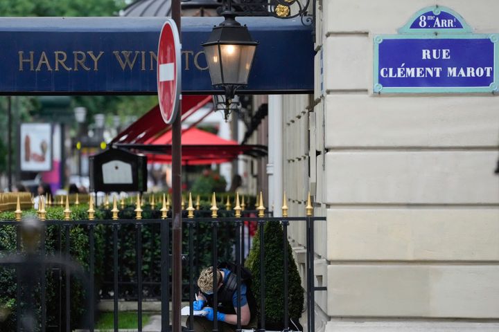 Εγκληματολόγος της αστυνομίας επιθεωρεί την είσοδο του κοσμηματοπωλείου Harry Winston μετά από ληστεία στο Παρίσι, Σάββατο 18 Μαΐου 2024.