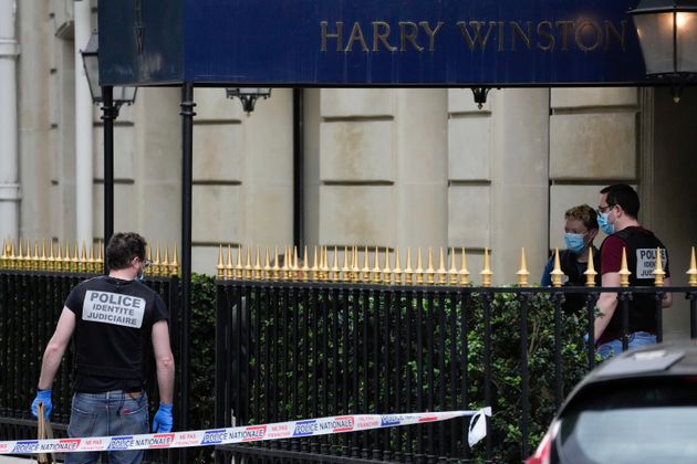 Αστυνομικοί της σήμανσης επιθεωρούν την είσοδο του κοσμηματοπωλείου Harry Winston μετά από ληστεία στο Παρίσι, Σάββατο 18 Μαΐου 2024.
