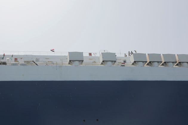Μαχητές Χούθι στέκονται πάνω στο πλοίο Galaxy Leader καθώς το φυλάνε, στις 12 Μαΐου 2024, στην Ερυθρά Θάλασσα, στην Υεμένη, στις ακτές της Ερυθράς Θάλασσας στα ανοικτά της Hudaydah.
