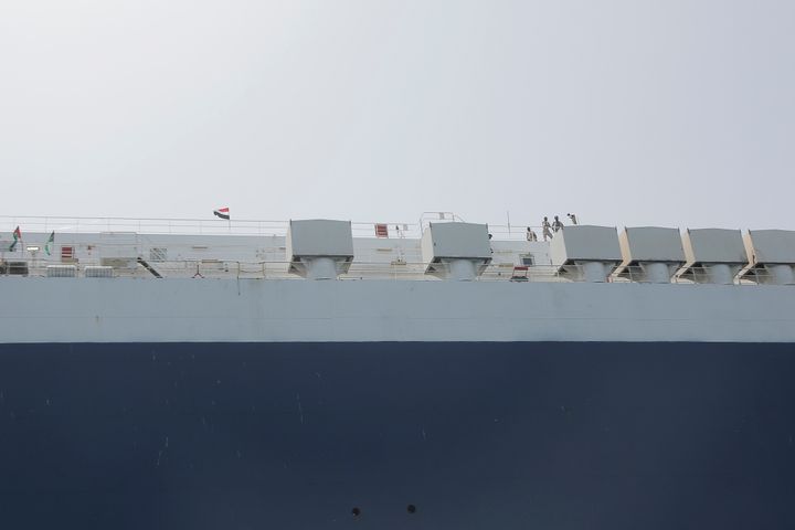 Μαχητές Χούθι στέκονται πάνω στο πλοίο Galaxy Leader καθώς το φυλάνε, στις 12 Μαΐου 2024, στην Ερυθρά Θάλασσα, στην Υεμένη, στις ακτές της Ερυθράς Θάλασσας στα ανοικτά της Hudaydah.
