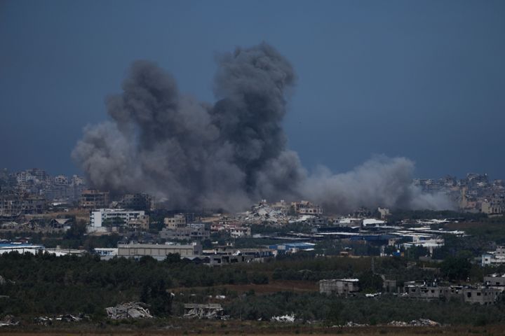 2024年5月17日金曜日、イスラエル南部から見た、ガザ地区でのイスラエル空爆後に煙が立ち上る。(AP写真/ツァフリル・アバヨフ)