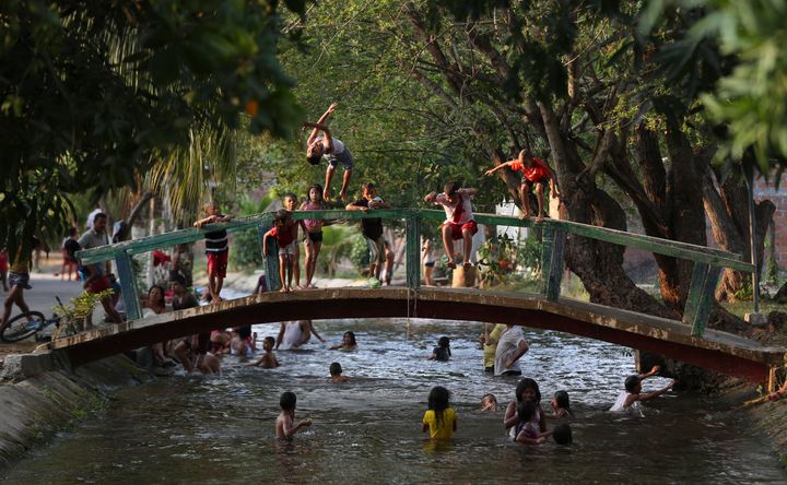 Παιδιά παίζουν στο κανάλι που διασχίζει την Αρακατάκα, γενέτειρα του Γκαμπριέλ Γκαρσία Μάρκες. (AP Photo/Ricardo Mazalan)