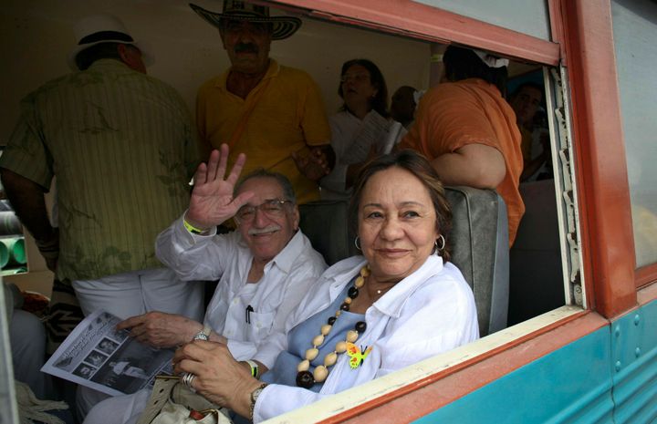 Ο Γκαμπριέλ Γκαρσία Μάρκες κατά την άφιξή του με τρένο με τη σύζυγό του Mercedes Barcha, στην Αρακατάκα, στην πρώτη του επίσκεψη μετά από 25 χρόνια στη γενέτειρά του, 30 Μαΐου 2007. (AP Photo/William Fernando Martinez)
