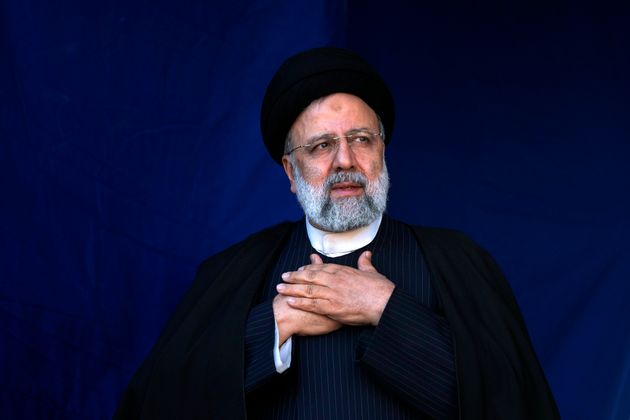 ΑΡΧΕΙΟ- Ο Ιρανός πρόεδρος Εμπραχίμ Ραΐσι βάζει τα χέρια του στην καρδιά του σε ένδειξη σεβασμού προς το πλήθος κατά τη διάρκεια της τελετής κηδείας των θυμάτων της έκρηξης βόμβας που σημειώθηκε την Τετάρτη στην πόλη Κέρμαν, περίπου 510 μίλια (820 χλμ.) νοτιοανατολικά της πρωτεύουσας Τεχεράνης, Ιράν, 5 Ιανουαρίου 2024