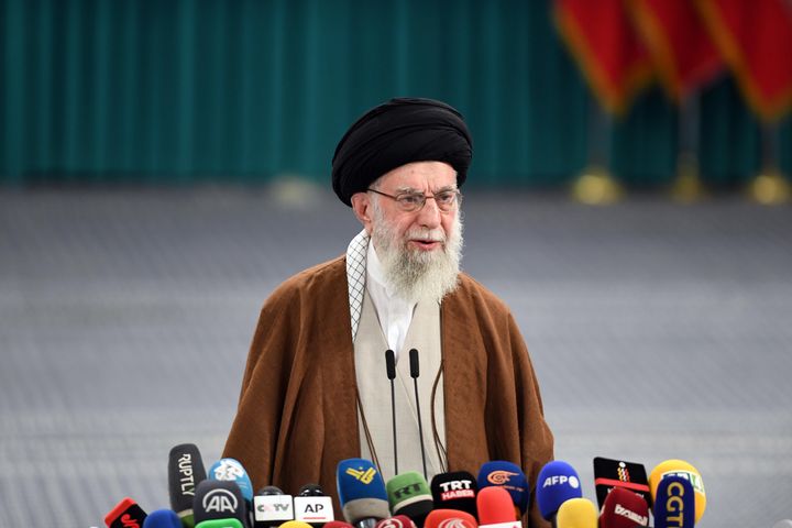 Ο ανώτατος ηγέτης του Ιράν Αλί Χαμενεΐ παρακολουθεί τον δεύτερο γύρο των 12ων βουλευτικών εκλογών του Ιράν στην Τεχεράνη, Ιράν, 10 Μαΐου 2024.
