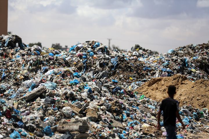 ガザ地区南部の都市カーンユニスにゴミの山が積み重なっている。
