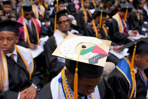 角帽にパレスチナへの連帯を示す抗議のシンボルをつけた卒業生総代のディアンジェロ・フレッチャーさん（2024年5月19日）