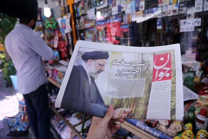 ΤΕΧΡΑΝΗ, ΙΡΑΝ - 20 ΜΑΪΟΥ: Οι εφημερίδες καλύπτουν τον θάνατο του Ιρανού Προέδρου Ebrahim Raisi σε συντριβή ελικοπτέρου στους τίτλους τους στον Τύπο της χώρας στην Τεχεράνη, Ιράν στις 20 Μαΐου 2024. (Photo by Fatemeh Bahrami/Anadolu via Getty Images)