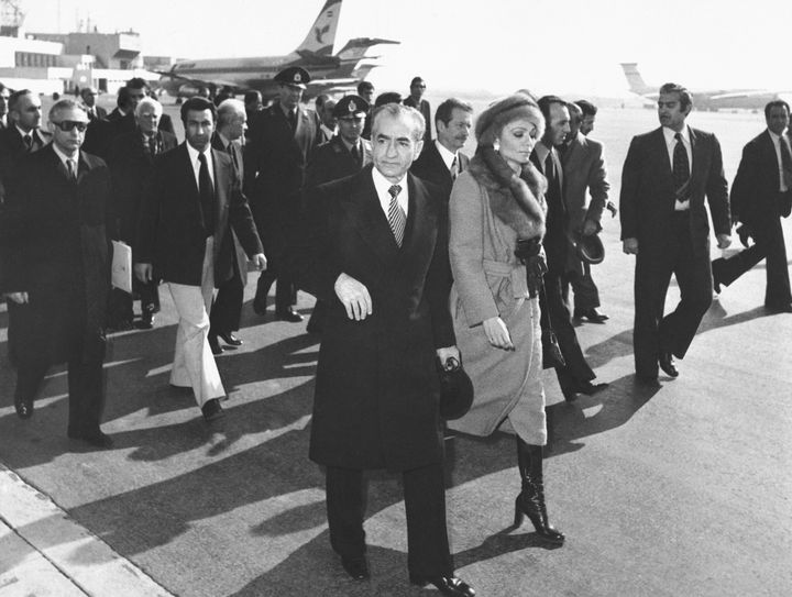 16η Ιανουαρίου 1979, ο Σάχης Μοχάμεντ Ρεζά Παχλαβί και η αυτοκράτειρα Φαράχ στο αεροδρόμιο Mehrabad της Τεχεράνης, Ιράν, φεύγοντας από τη χώρα. (AP Photo, File)