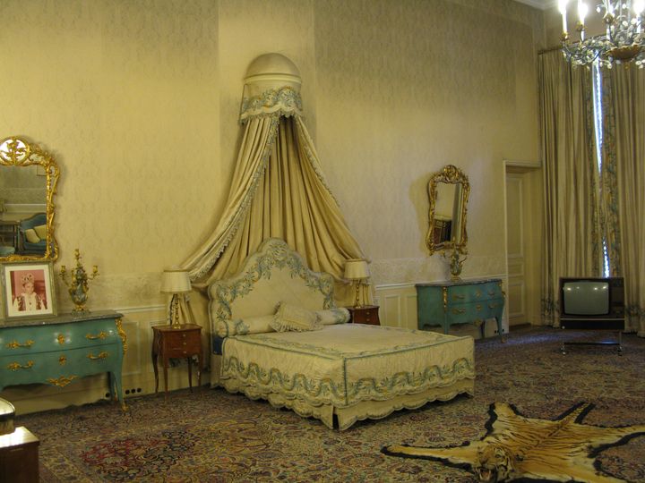 Η κρεβατοκάμαρα της Farah Diba με μια φωτογραφία της στο κομοδίνο, Sa'dabad Palace, Τεχεράνη, Ιράν, 2009. Το παλάτι χτίστηκε από τη δυναστεία των Παχλαβί του Ιράν στην περιοχή Shemiran της Τεχεράνης. Το συγκρότημα κατοικήθηκε για πρώτη φορά τον 19ο αιώνα. Μετά από επέκταση των κτιρίων, ο Reza Shah έζησε εκεί τη δεκαετία του 1920. Και ο γιος του, Mohammad Reza Pahlavi εγκαταστάσθηκε σε αυτό τη δεκαετία του 1970. Μετά την Ιρανική Επανάσταση, έγινε μουσείο. (Photo by Kaveh Kazemi/Getty Images)