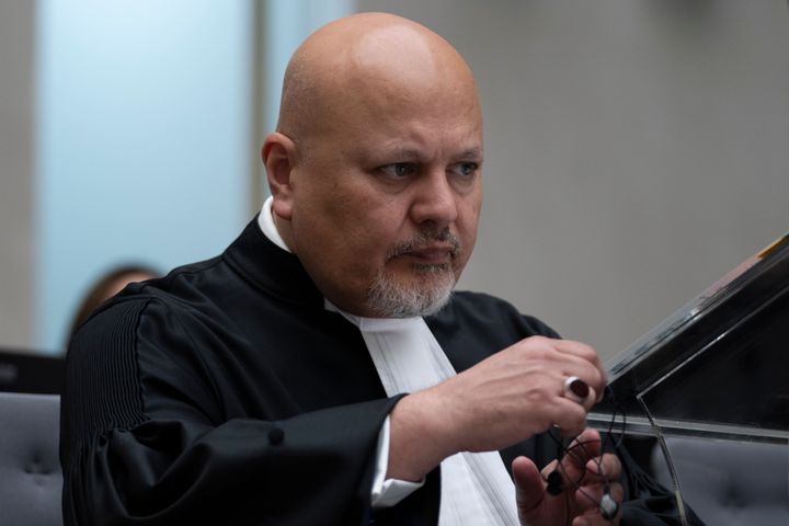 Ο δημόσιος εισαγγελέας Karim Khan προετοιμάζεται για τη δίκη του Mahamat Said Abdel Kani στο Διεθνές Ποινικό Δικαστήριο στη Χάγη, Ολλανδία, Δευτέρα, 26 Σεπτεμβρίου 2022. (AP Photo/Peter Dejong, File)
