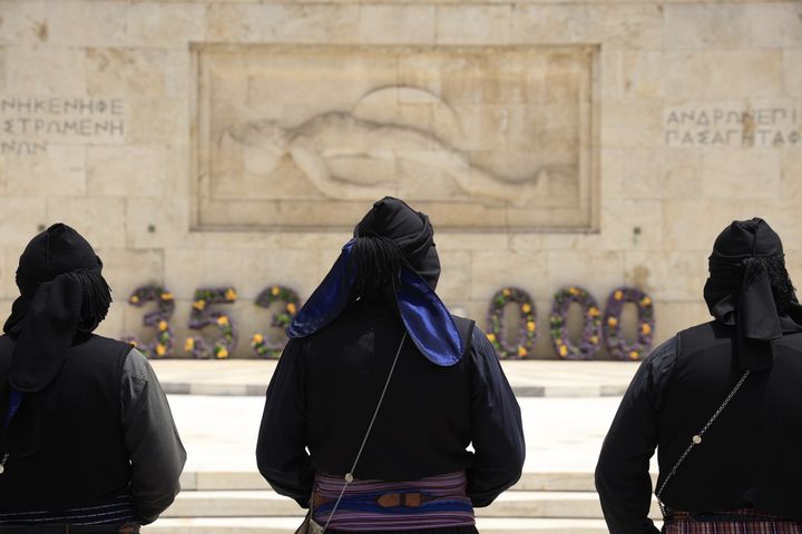 Κατάθεση στεφάνων στο Μνημείο του Αγνώστου Στρατιώτη από την Παμποντιακή Ομοσπονδίας Ελλάδος (ΠΟΕ) και αλλαγή της προεδρικής φρουράς με Πόντιους Εύζωνες για την Ημέρα Μνήμης της Γενοκτονίας των Ελλήνων του Πόντου, Κυριακή 19 Μαΐου 2024.