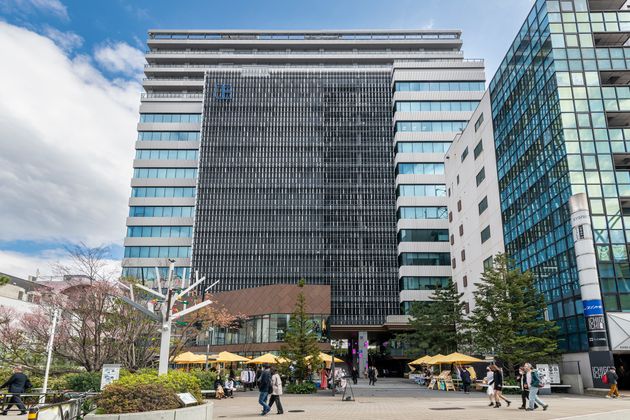 渋谷キャストは、都が保有する施設や土地を有効活用し、民間のノウハウで周辺開発を促す「都市再生ステップアップ・プロジェクト」の一環で誕生した。場所は、都営住宅「宮下町アパート」の跡地。都が運営期間70年の定期借地権を設定している。