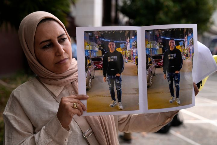 Η Dalia Elghaty, θεία ενός 27χρονου Αιγύπτιου, ο οποίος κατηγορείται ότι υπήρξε ένας εκ των υπεύθυνων για το ναυάγιο (λαθροδιακινητών;), κρατά φωτογραφίες του έξω από ένα δικαστήριο στην Καλαμάτα, στη νοτιοδυτική Ελλάδα, την Τρίτη 21 Μαΐου 2024. Εννέα Αιγύπτιοι κάθονται στο εδώλιο στη δίκη στη νότια Ελλάδα, καθώς κατηγορούνται ότι προκάλεσαν το ναυάγιο που σκότωσε εκατοντάδες μετανάστες και προκάλεσε σοκ στις αρχές προστασίας των συνόρων και ασύλου της Ευρωπαϊκής Ένωσης. (AP Photo/Thanassis Stavrakis)