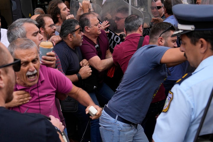 Συγκρούσεις αστυνομίας με διαδηλωτές έξω από δικαστήριο στην Καλαμάτα, στη νοτιοδυτική Ελλάδα, την Τρίτη 21 Μαΐου 2024. Εννέα Αιγύπτιοι δικάζονται την Τρίτη 22 Mαϊου, κατηγορούμενοι για το ναυάγιο που σκότωσε εκατοντάδες μετανάστες και προκάλεσε σοκ στην Ευρώπη. (AP Photo/Thanassis Stavrakis)