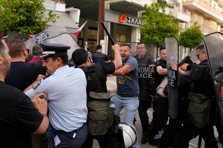 Συγκρούσεις αστυνομίας με διαδηλωτές έξω από δικαστήριο στην Καλαμάτα, στη νοτιοδυτική Ελλάδα, την Τρίτη 21 Μαΐου 2024. Εννέα Αιγύπτιοι δικάζονται την Τρίτη 22 Mαϊου, κατηγορούμενοι για το ναυάγιο που σκότωσε εκατοντάδες μετανάστες και προκάλεσε σοκ στην Ευρώπη. (AP Photo/Thanassis Stavrakis)