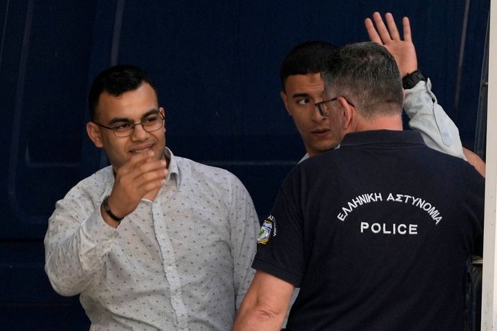 Δύο από τους εννέα Αιγύπτιους που κατηγορούνται ότι προκάλεσαν ναυάγιο πέρυσι που σκότωσε εκατοντάδες μετανάστες φτάνουν σε ένα δικαστήριο για την έναρξη της δίκης τους στην Καλαμάτα, Τρίτη 21 Μαΐου 2024. Οι κατηγορούμενοι αντιμετωπίζουν ποινή ισόβιας κάθειρξης εάν καταδικαστούν για πολλαπλές ποινικές κατηγορίες. (AP Photo/Thanassis Stavrakis)