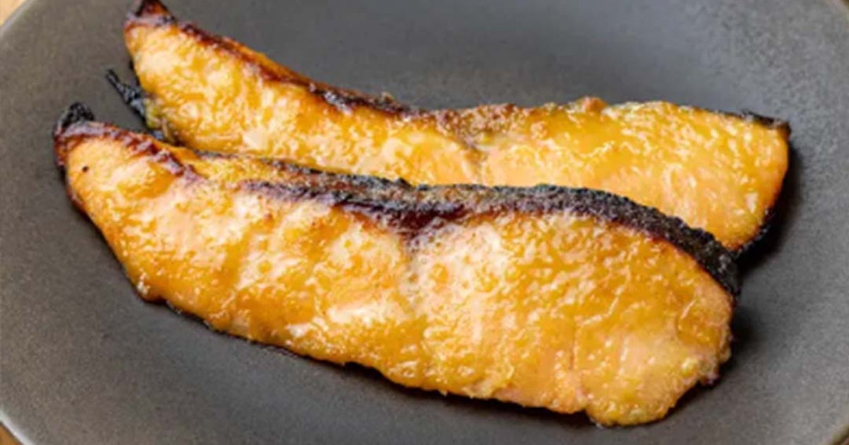 【サケ、まだそのまま焼いてるの？】アレに漬けるだけで料亭級の美味さに！ふっくら仕上がる、サケの人気レシピ3選