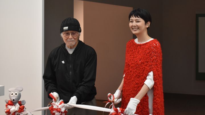 「ねずみくんのチョッキ展」開幕式典でテープカットする菊池亜希子さん（右）と作者のなかえよしをさん