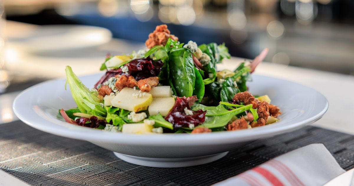 So THAT's How Restaurants Make Salads Taste So Much Better