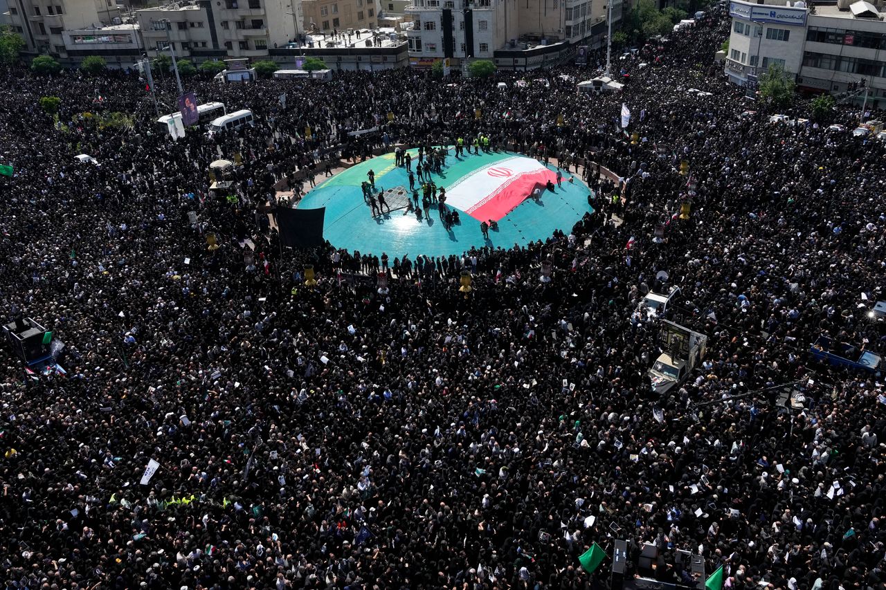 Ιρανοί παρευρίσκονται στην κηδεία του εκλιπόντα πρόεδρο Εμπραχίμ Ραΐσι και τους συντρόφους του που σκοτώθηκαν σε συντριβή ελικοπτέρου την Κυριακή σε ορεινή περιοχή του βορειοδυτικού τμήματος της χώρας, στην Τεχεράνη, Ιράν, Τετάρτη 22 Μαΐου 2024